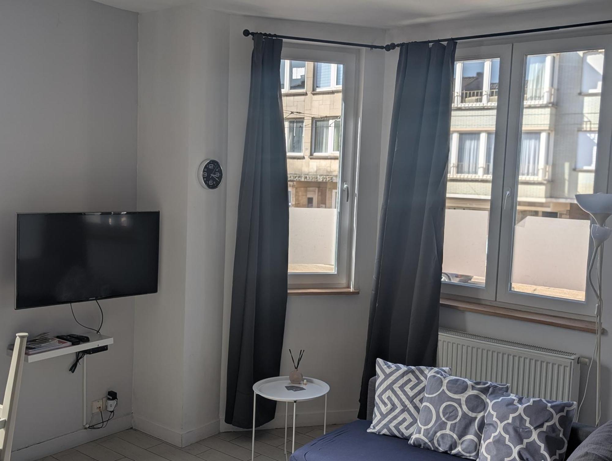 Appartement Spacieux Avec Parking Et Terrasse De Panne Bagian luar foto